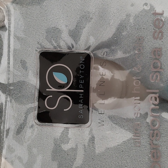 NWOT Personal Spa Set With Therapeutic Gel Inserts Ultra Soft Hot And - Picture 10 of 10